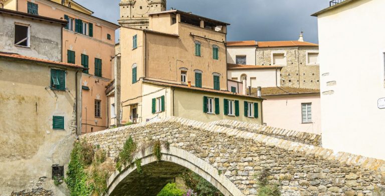 Le pont médiéval pittoresque et le clocher historique de Dolcedo, un village authentique niché dans l'arrière-pays 