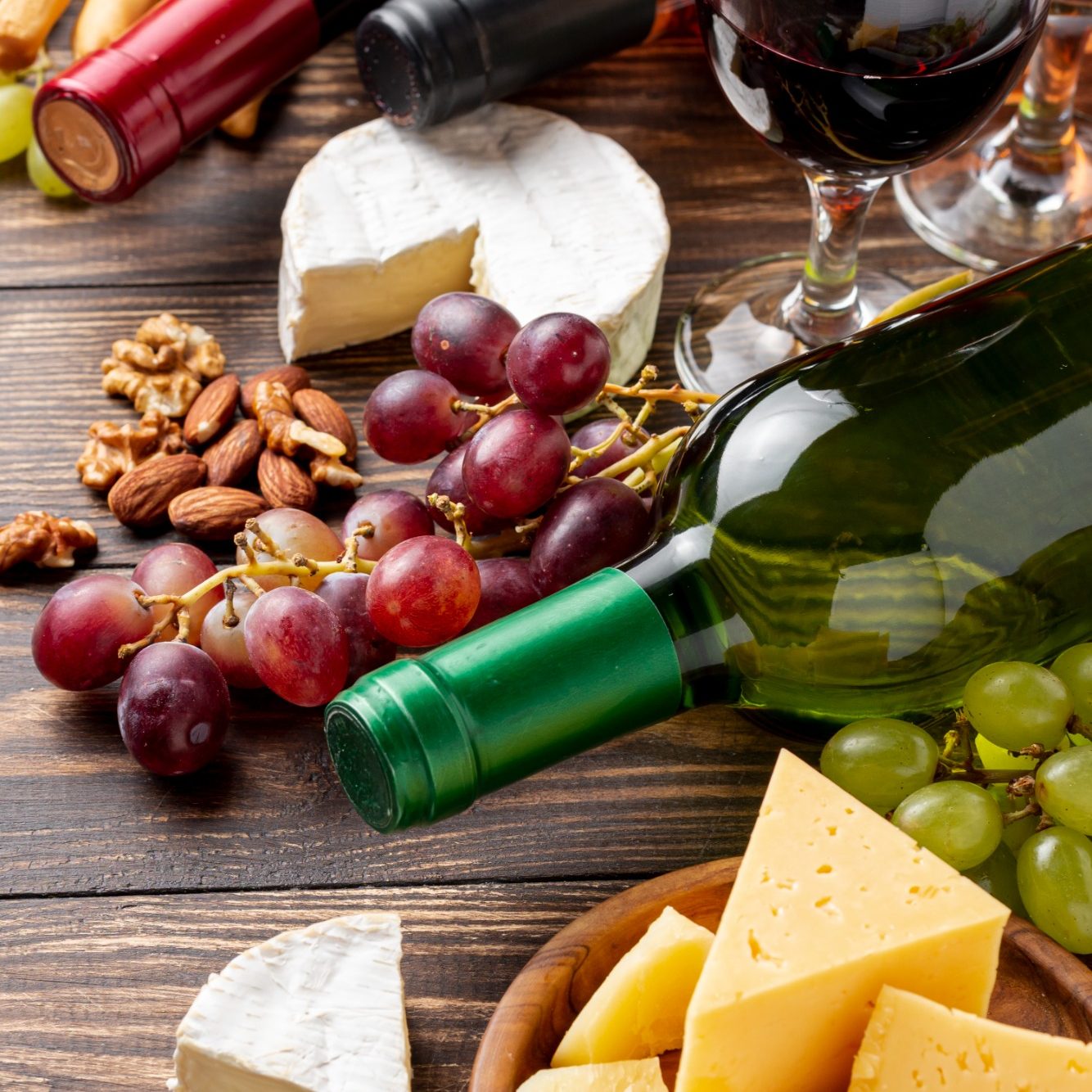 Plateau de dégustation avec vins raffinés, fromages artisanaux et produits locaux, célébrant les saveurs authentiques de la Ligurie avec Lig